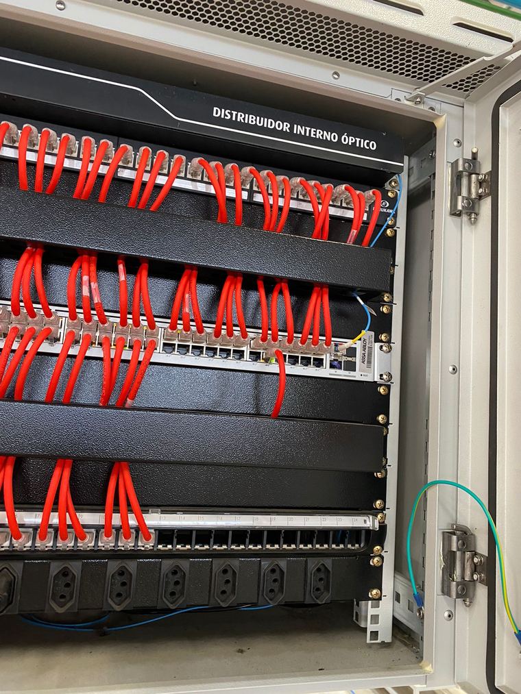 Patch panel e distribuidor interno óptico com patch cords organizados, pronto para certificação