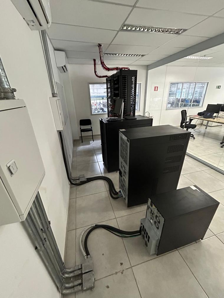 Sala de Equipamentos (ER) com racks de servidores, switches e nobreak (UPS) instalados