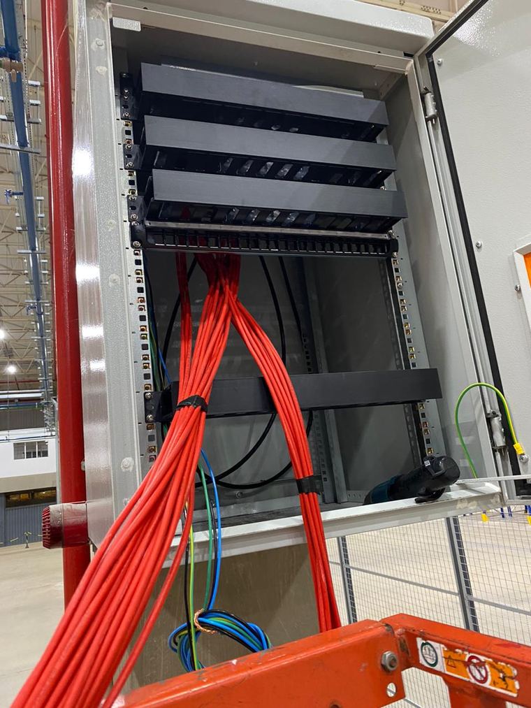Rack de Sala de Telecomunicações (TR) aberto, com organizadores de cabos e patch cords em instalação