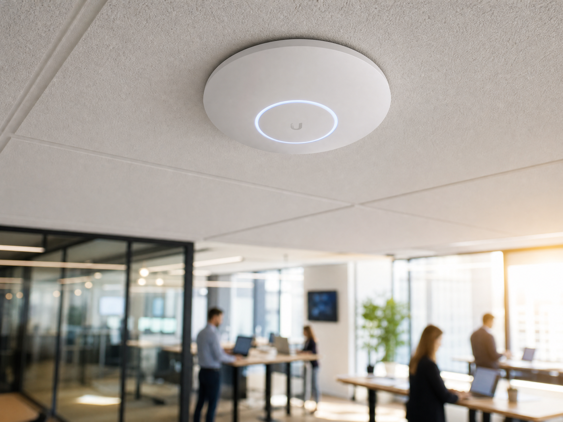 Access Point Ubiquiti UniFi U7 Pro Wi-Fi 7 instalado no teto de escritório corporativo moderno em São Paulo — empresa para instalar rede de Wi-Fi na minha empresa
