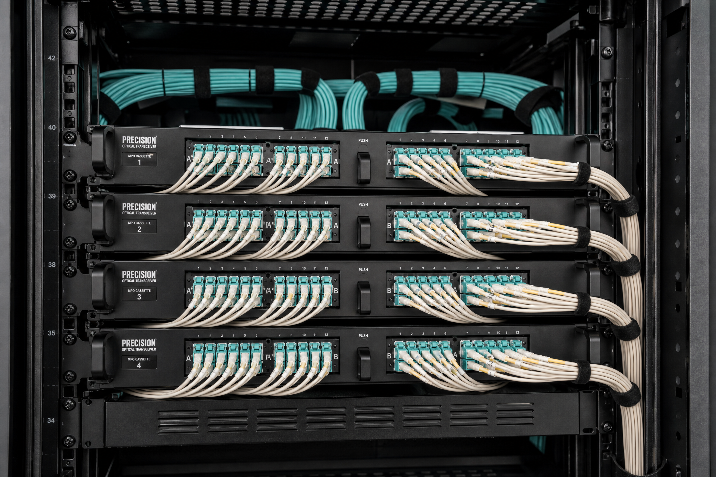Cassetes MPO/MTP instalados em patch panel de alta densidade em rack de Data Center