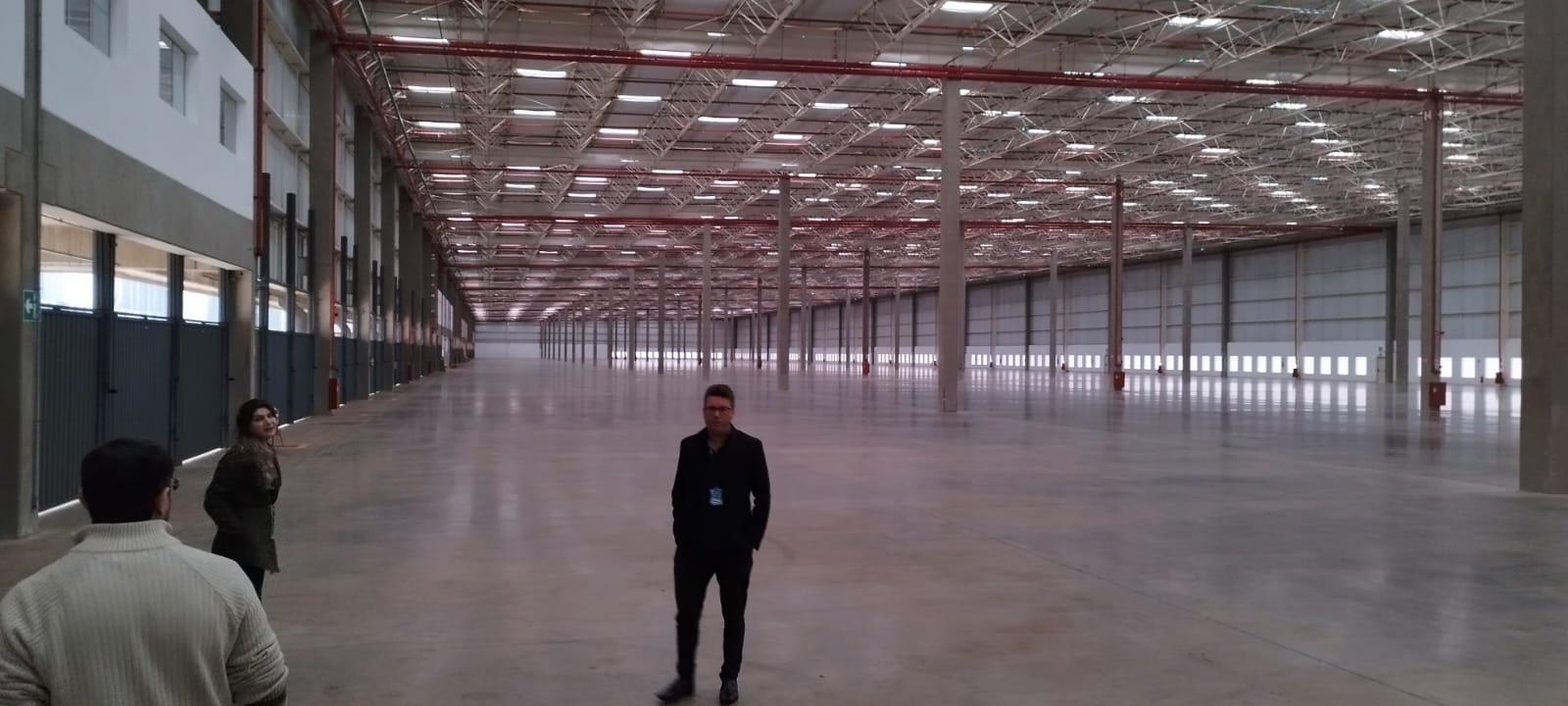 Equipe da Eight TI em projeto de cabeamento estruturado em galpão industrial