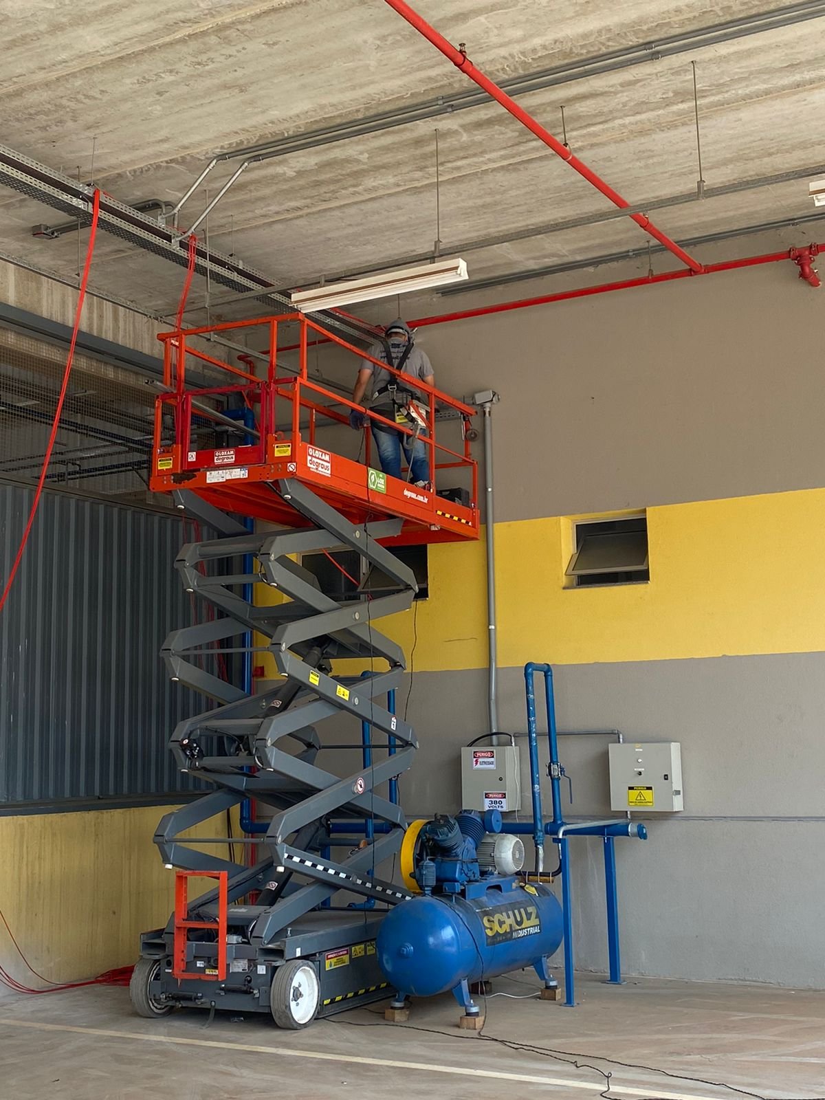 Infraestrutura de eletrocalhas para cabeamento estruturado