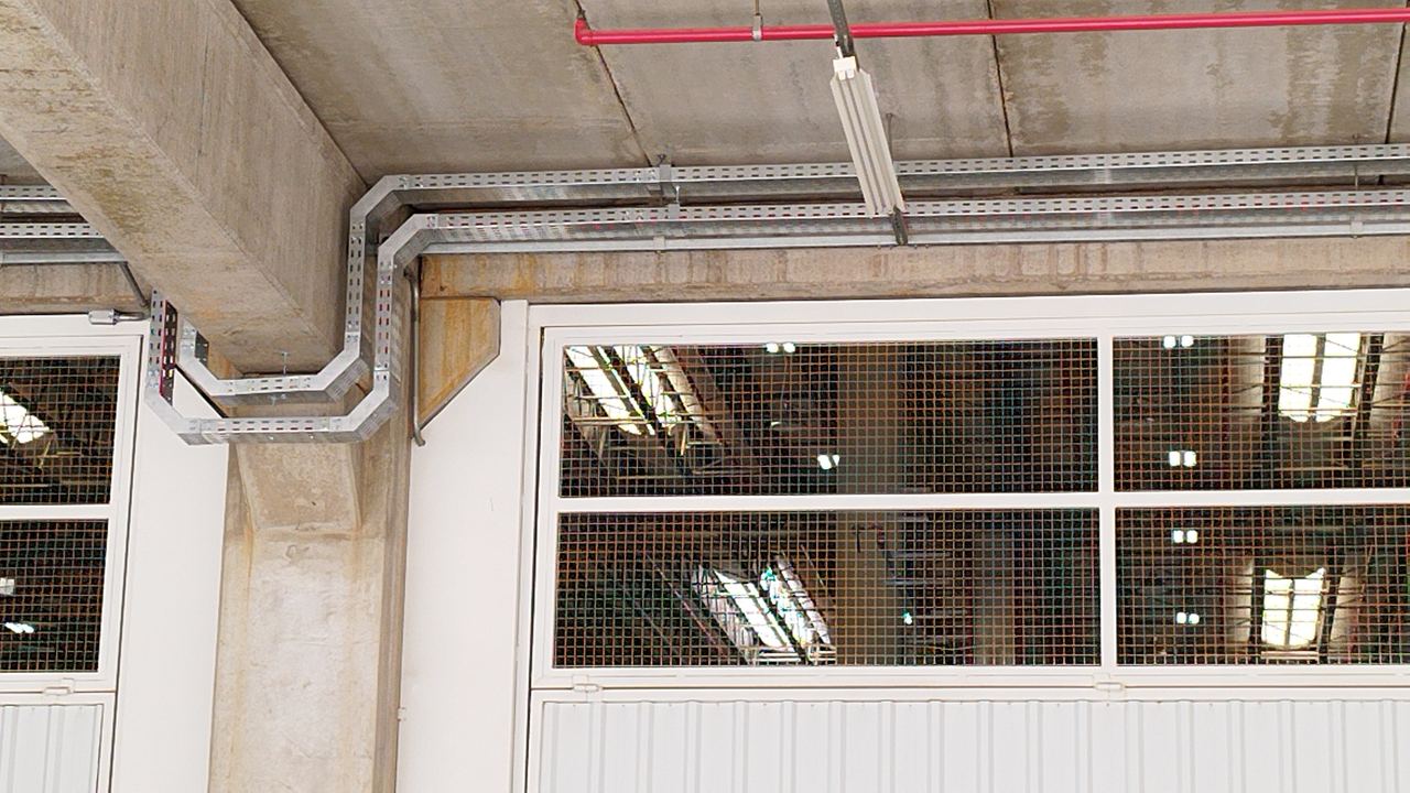 Eletrocalha de cabeamento estruturado instalada separada da fiação elétrica, seguindo caminho próprio no teto