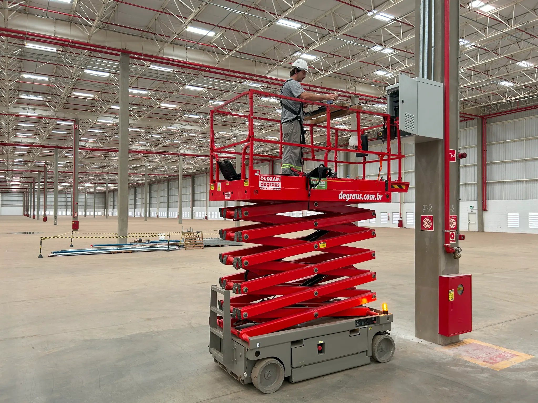 Instalação de rack de TI em galpão industrial