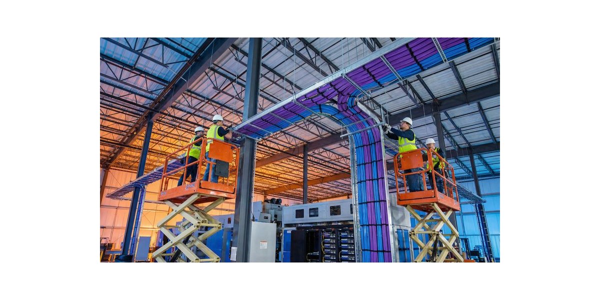 Instalação profissional de cabeamento em ambiente industrial