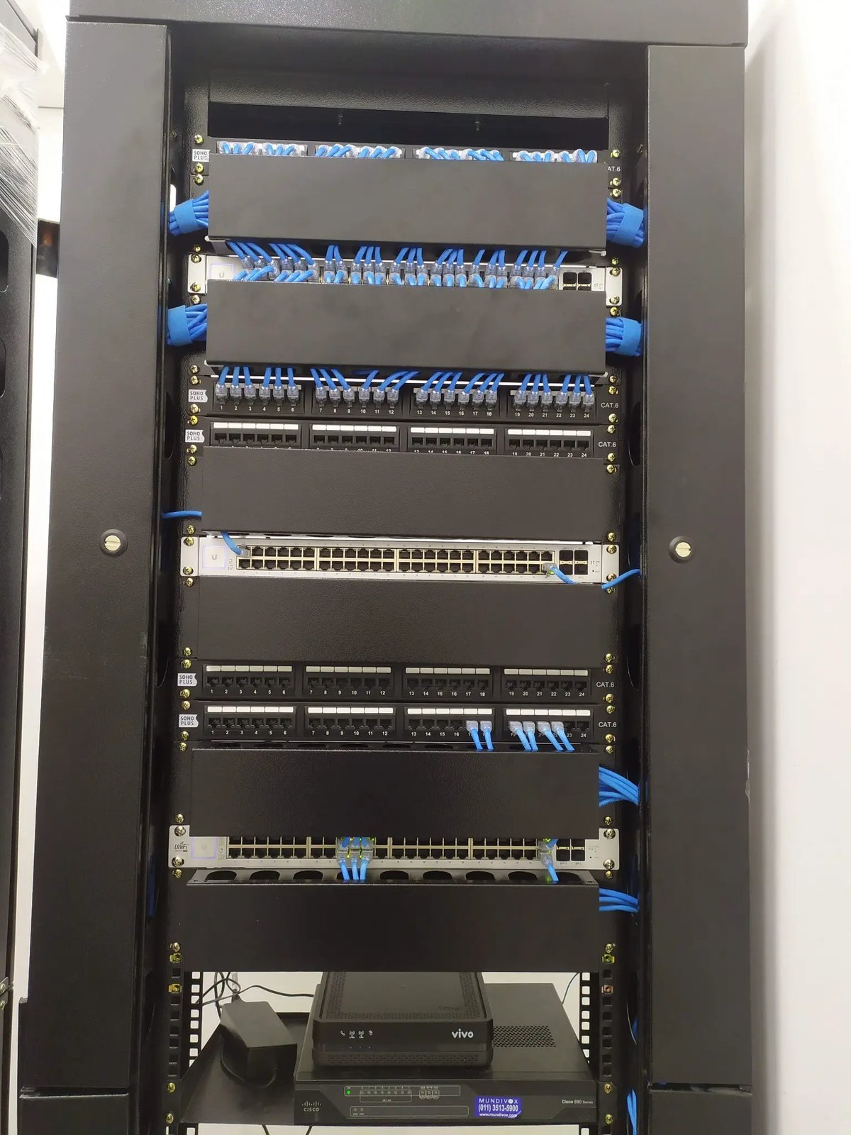 Rack de TI organizado