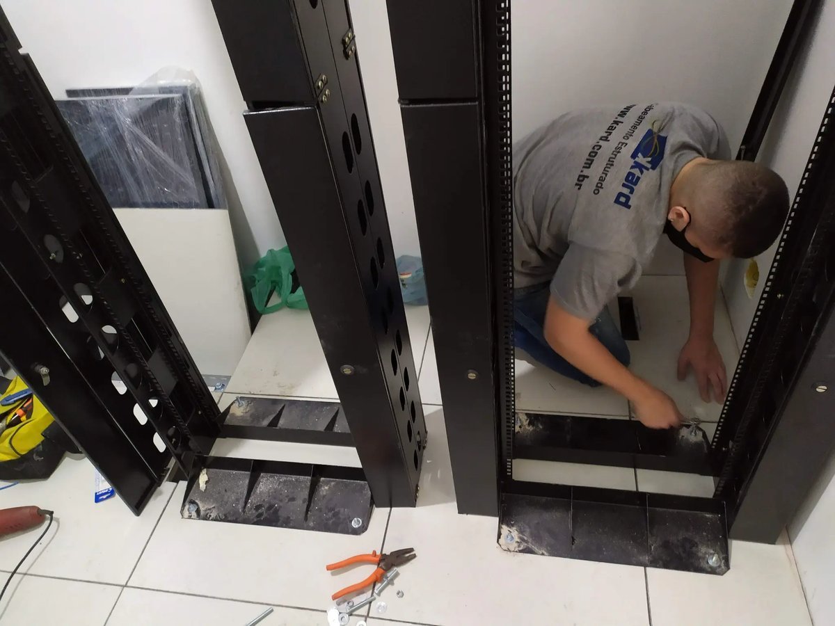 Fixação dos racks de TI